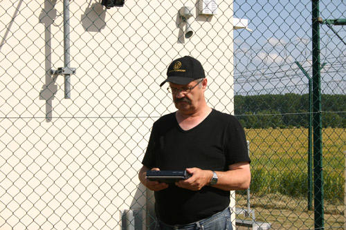 photo Johan met radio bij NDB